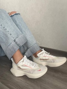 Nike Women's vistalite SE White red