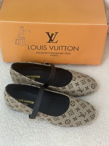 Louis Vuitton  -Beige
