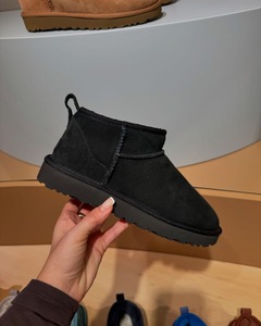 UGG black