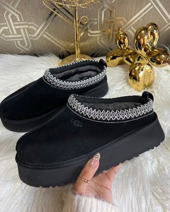 UGG slipper black