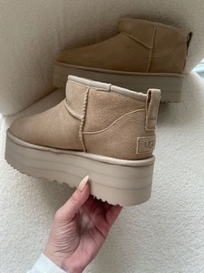 UGG Beige