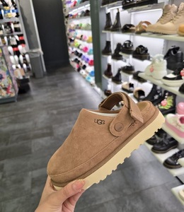 Ugg camel