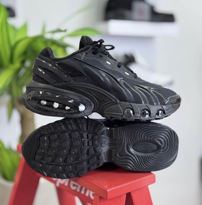Nike DN8 -  Black