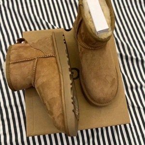 UGG camel